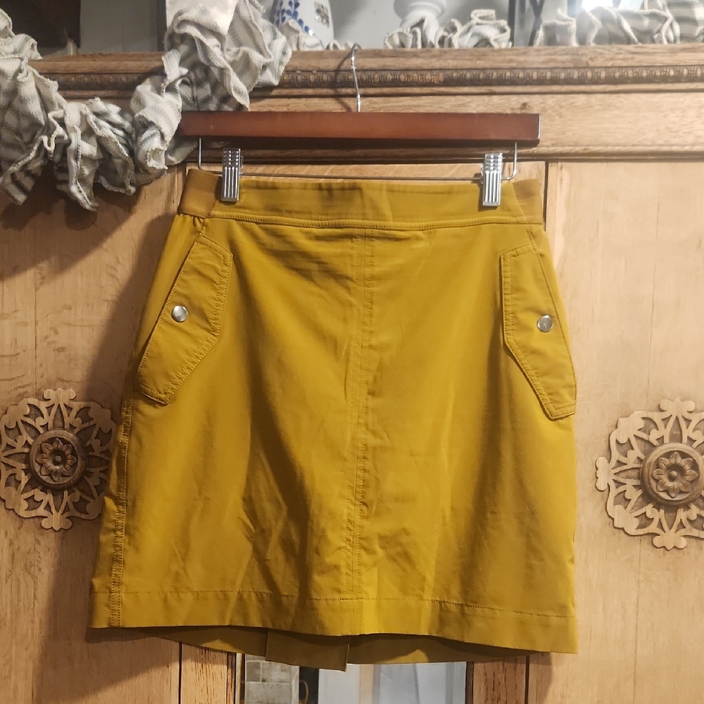 Athleta Mustard Yellow Mini Skirt Built In Shorts with Snap Pockets Size 6, EUC